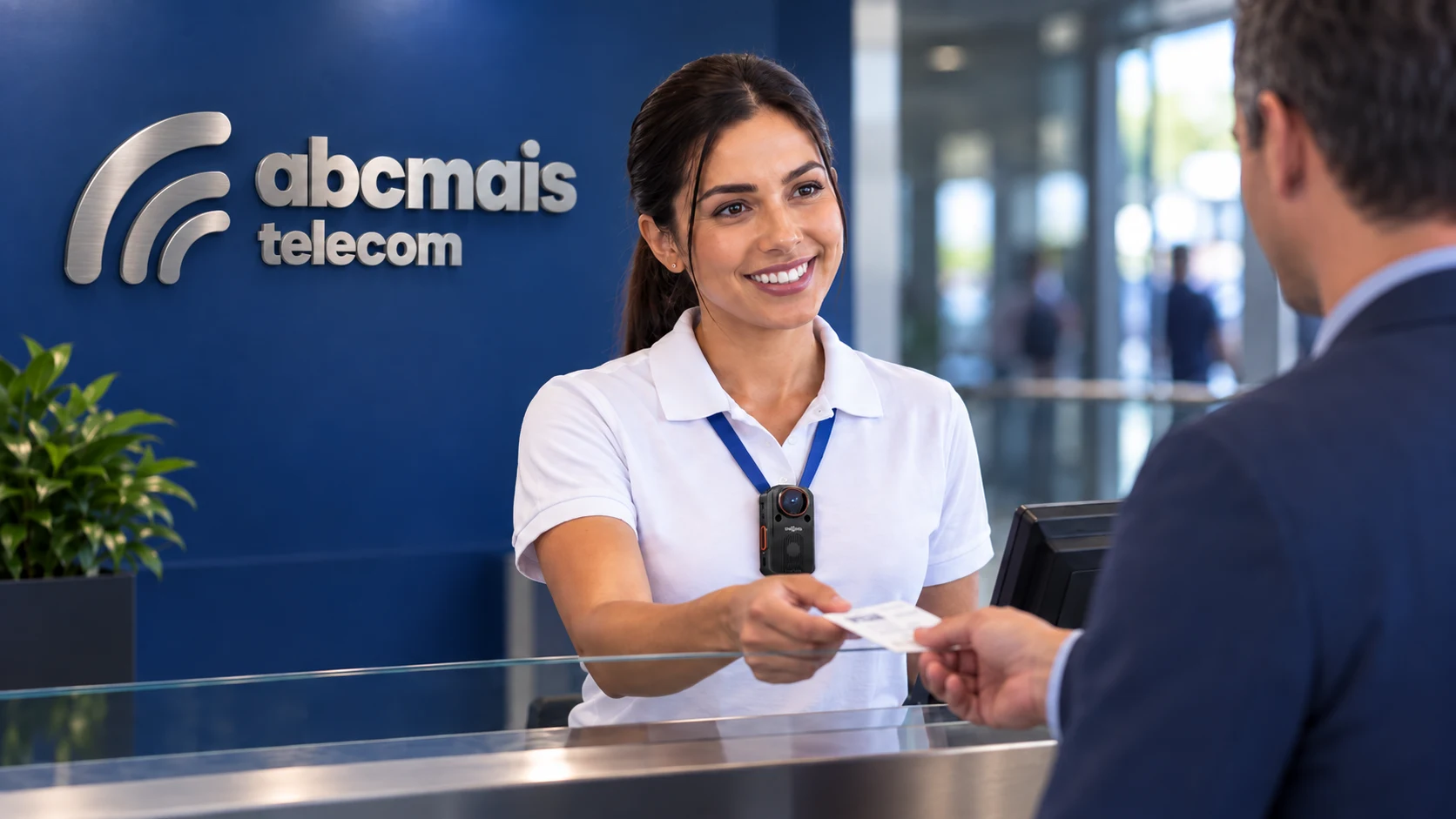 Profesional de atención usando una cámara corporal Hytera en una recepción