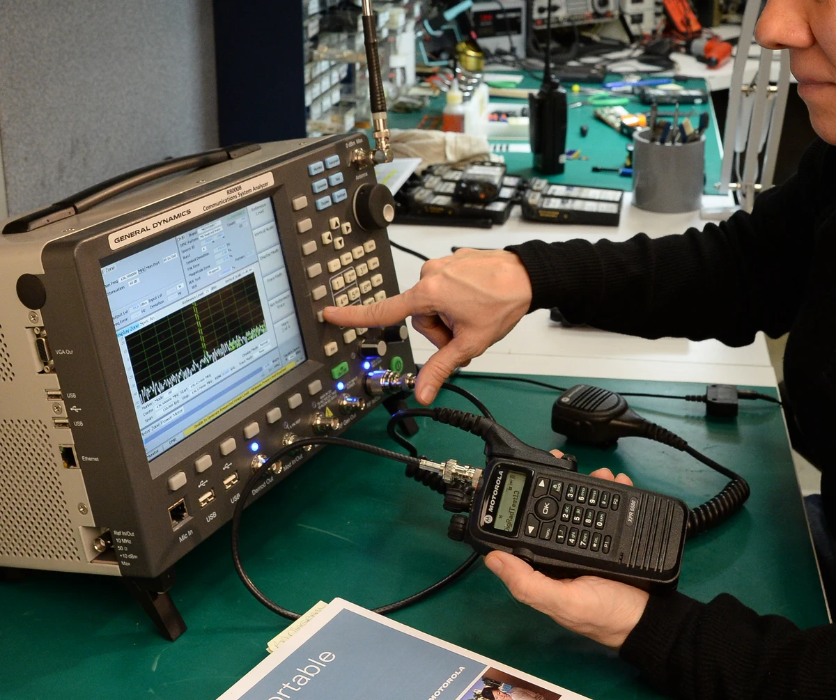 Measurement of two-way radio on test bench