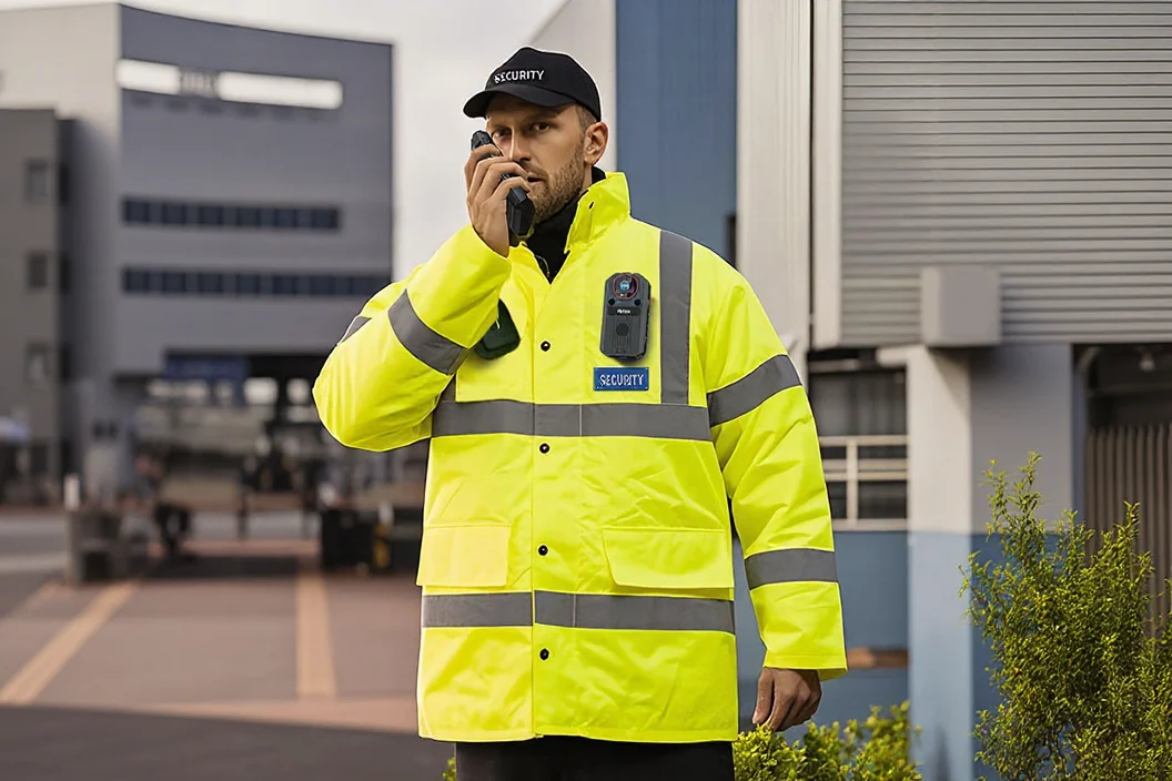 Profissional de segurança usando terminal Hytera integrado ao serviço HALO PTX